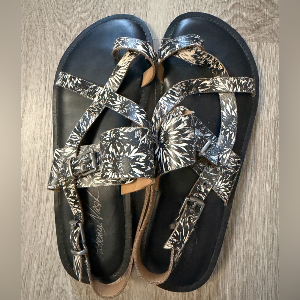 Patricia Nash Black and White Floral Sandals - Picture 2 of 5